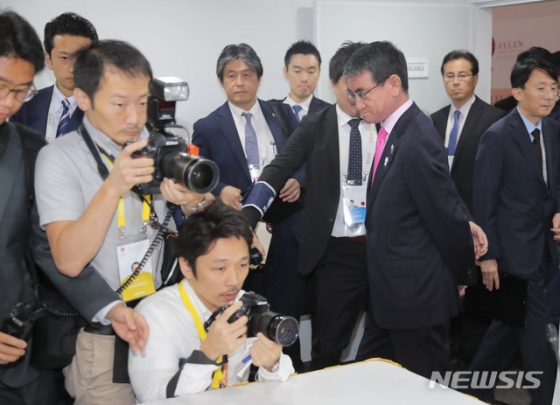 【방콕(태국)=뉴시스】최동준 기자 = 고노 다로 일본 외무상이 1일 오전 태국 센타라 그랜드호텔에서 강경화 외교부 장관과 양자회담을 하기 위해 입장하고 있다. 2019.08.01.   photo@newsis.com