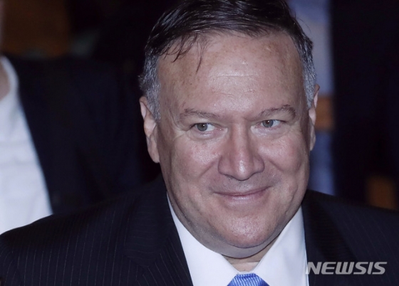 【방콕(태국)=뉴시스】최동준 기자 = 마이크 폼페이오 미국 국무장관이 아세안지역안보포럼(ARF)에 참석하기 위해 1일 새벽(현지시간) 태국 방콕의 숙소로 들어서고 있다. 2019.08.01.   photocdj@newsis.com