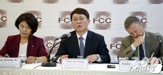 (서울=뉴스1) 안은나 기자 = 최재성 더불어민주당 일본경제침략대책특별위원장이 25일 오후 서울 중구 프레스센터에서 열린 외신기자간담회에서 모두발언을 하고 있다. 2019.7.25/뉴스1  <저작권자 © 뉴스1코리아, 무단전재 및 재배포 금지>