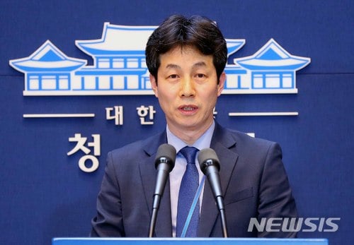 【서울=뉴시스】전신 기자 = 윤건영 청와대 국정기획상황실장. 2018.04.20.   photo1006@newsis.com  <저작권자ⓒ 공감언론 뉴시스통신사. 무단전재-재배포 금지.>