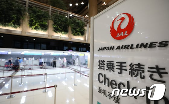 지난달 31일 서울 김포공항 국제선 일본항공 탑승수속 카운터가 비교적 한산한 모습을 보이고 있다. /사진=뉴스1