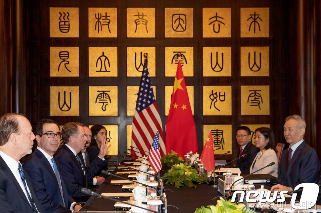 (상하이 로이터=뉴스1) 우동명 기자 = 로버트 라이트하이저 미국 USTR 대표와 스티븐 므누신 재무장관이 31일 (현지시간) 상하이 시자오컨퍼런스 센터에서 류허 중국 부총리와 사진촬영을 위해 이동하고 있다.  © 로이터=뉴스1  <저작권자 © 뉴스1코리아, 무단전재 및 재배포 금지>