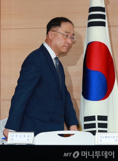 홍남기 경제부총리 겸 기획재정부 장관이 2일 오후 서울 종로구 정부서울청사에서 일본의 백색국가 배제 등 수출규제 및 보복조치 관련 발표를 하기 위해 단상으로 들어서고 있다. / 사진=이동훈 기자 photoguy@