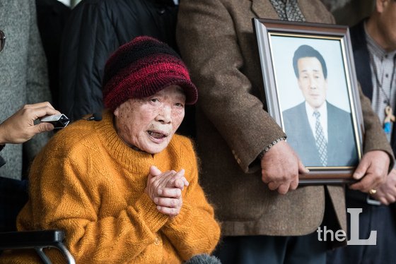 김성주 일제강제징용 근로정신대 피해 할머니가 지난해 서울 서초구 대법원에서 열린 강제징용 및 근로정신대 피해 일본 미쓰비시중공업 상대 손해배상청구 소송 선고 공판 후 소감을 밝히며 눈시울을 붉히고 있다./사진=뉴스1