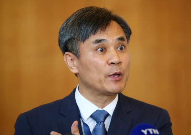 지난달 24일(현지시간) 세계무역기구(WTO) 일반이사회에서 회의가 끝난 뒤 관련 내용을 간략하게 설명하고 있는 김승호 산업통상자원부 신통상질서전략실장./사진=로이터<br>