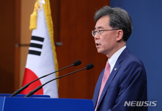 【서울=뉴시스】전신 기자 = 김현종 국가안보실 2차장이 2일 청와대 춘추관 대브리핑룸에서 일본의 한국에 대한 화이트리스트 배제와 관련해 브리핑하고 있다. 2019.08.02.   photo1006@newsis.com