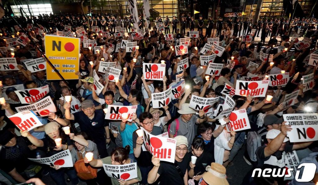 3일 오후 서울 종로구 구 일본대사관 앞에서 아베 규탄 시민행동 '아베 규탄 3차 촛불문화제'를 마친 시민들이 조선일보사 방향으로 행진하고 있다. /사진=뉴스1