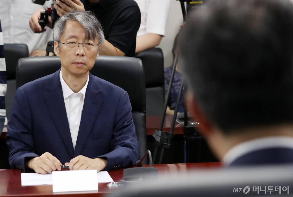 진교영 한국반도체산업협회장이 4일 오전 서울 종로구 한국무역보험공사에서 열린 '일본 수출 규제에 따른 업종별 영향 점검 회의'에 참석해 성윤모 산업통상자원부 장관의 모두발언을 듣고 있다. / 사진=김휘선 기자 hwijpg@