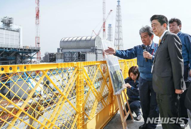 지난 4월 아베 신조 일본 총리가 14일 일본 후쿠시마현 오쿠마의 후쿠시마 제1원전을 방문해 재건 현황 등을 살피는 모습. /사진=뉴시스