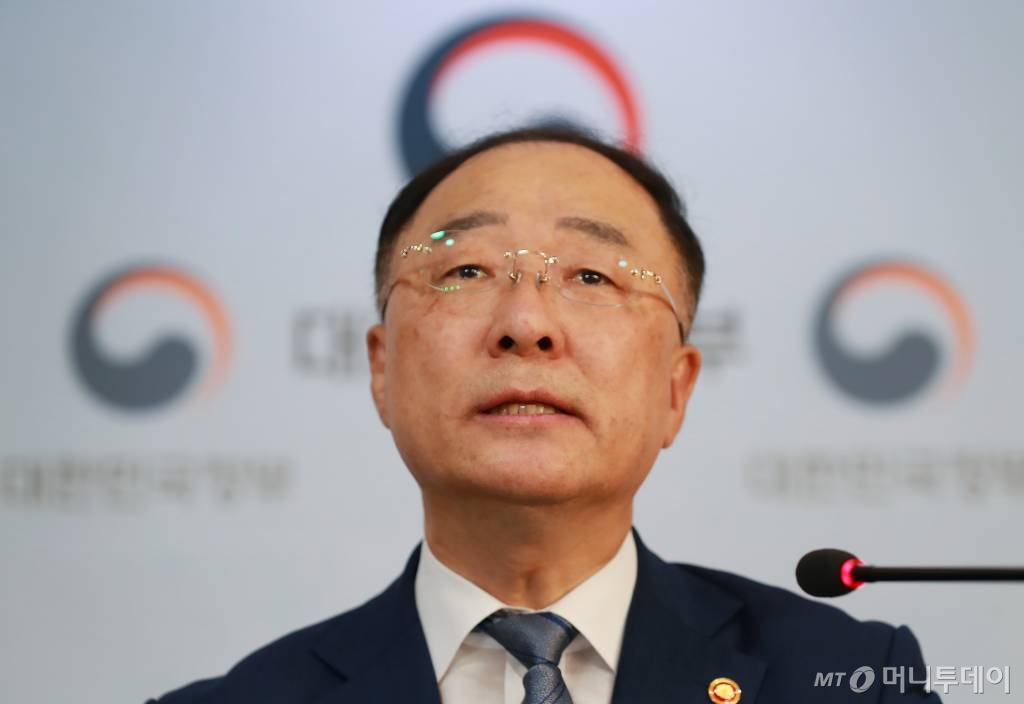 홍남기 경제부총리 겸 기획재정부 장관이 2일 오후 서울 종로구 정부서울청사에서 일본의 백색국가 배제 등 수출규제 및 보복조치 관련 발표를 하고 있다. / 사진=이동훈 기자 photoguy@