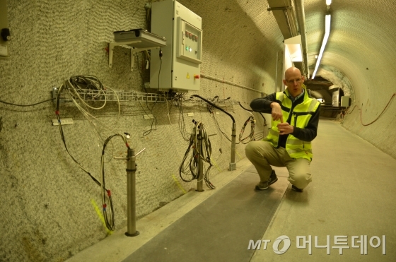 스위스 베른주 구타넨에 위치한 사용후핵연료 지하연구시설 그림젤연구소에서 한 연구원이 사용후핵연료 처분용기 캐니스터 소재부식 실험에 대해 설명하고 있다./사진=유영호 기자 yhryu@