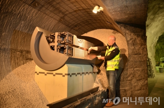 스위스 베른주 구타넨에 위치한 사용후핵연료 지하연구지설 그림젤연구소에서 시험 중인 사용후핵연료 처분용기 캐니스터 모형. 수평으로 뚫은 터널 안에 사용후핵연료를 담은 캐니스터를 넣은 다음에 화합물인 벤토나이트를 채운후 콘크리트로 밀봉한다./사진=유영호 기자 yhryu@