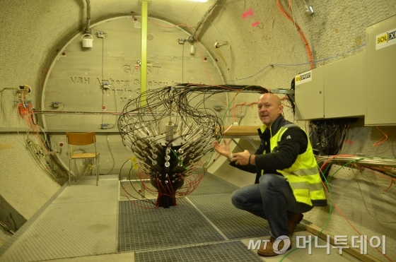 스위스 베른주 구타넨에 위치한 사용후핵연료 지하연구시설 그림젤연구소에서 한 연구원이 온도와 압력 변화에 따른 사용후핵연료 처분 환경 변화에 대한 시험에 대해 설명하고 있다./사진=유영호 기자 yhryu@