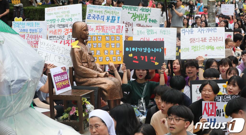 (서울=뉴스1) 허경 기자 = 24일 서울 종로구 옛 일본대사관 앞에서 열린 일본군성노예제 문제 해결을 위한 제1397차 정기수요시위에서 참가자들이 일본의 진정한 사과를 촉구하고 있다. 2019.7.24/뉴스1  <저작권자 © 뉴스1코리아, 무단전재 및 재배포 금지>
