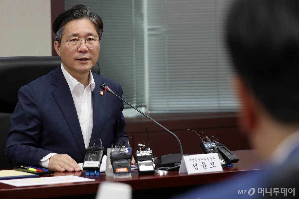 성윤모 산업통상자원부 장관 / 사진=김휘선 기자 hwijpg@