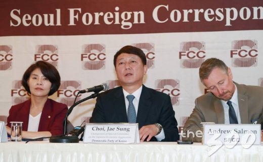 최재성 더불어민주당 일본경제침략대책특별위원장(가운데)이 25일 오후 서울 중구 한국프레스센터에서 열린 외신기자간담회에서 모두발언을 하고 있다. / 사진=이동훈 기자 photoguy@