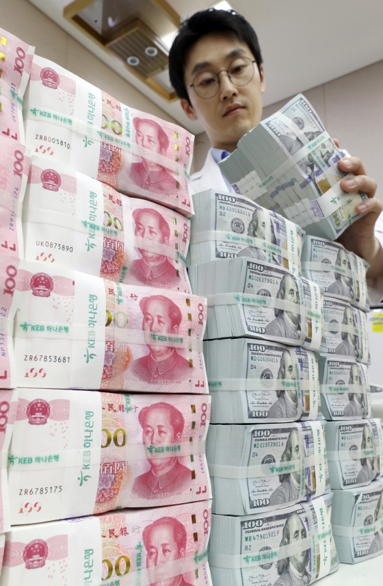  미국 재무부가 '1달러=7위안' 벽이 무너지면서 중국을 환율조작국으로 지정한 가운데 6일 서울 중구 KEB 하나은행 위변조대응센터에서 직원이 달러화와 위안화 지폐를 점검하고 있다. / 사진=이기범 기자 leekb@