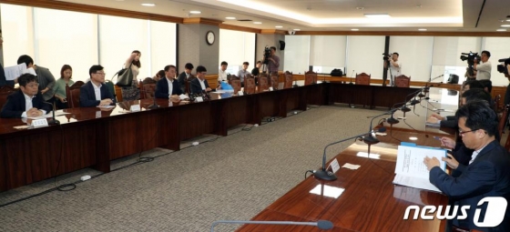 방기선 기획재정부 차관보가 6일 오전 서울 명동 은행연합회 중회의실에서 열린 '금융시장 관계기관 합동점검반 회의'에서 모두발언을 하고 있다. 이날 회의는 최근 국내외 금융·외환시장 동향 및 전망과 외국인 증권자금 유출입 동향에 대해 논의 했다. /사진=뉴스1