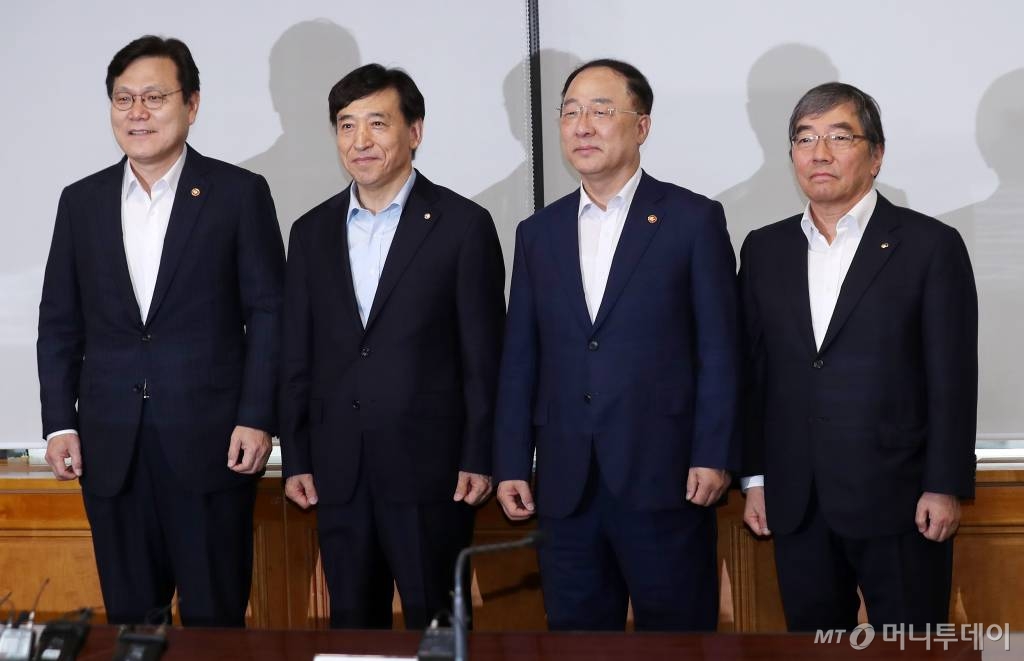 최종구 금융위원장, 이주열 한국은행 총재, 홍남기 경제부총리 겸 기획재정부 장관, 윤석헌 금융감독원장(왼쪽부터)이 7일 오전 서울 중구 전국은행연합회 은행회관에서 열린 긴급거시경제점검회의에 앞서 기념촬영을 하고 있다. / 사진=김휘선 기자 hwijpg@