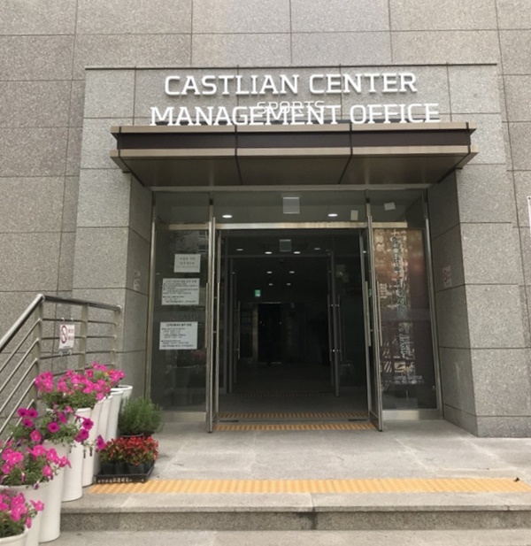 일부 신형 버스에 부착된 하차벨(사진 왼쪽). 기존 하차벨(오른쪽)과 달리 영문으로만 표기돼 있다./사진=박가영 기자, 온라인 커뮤니티