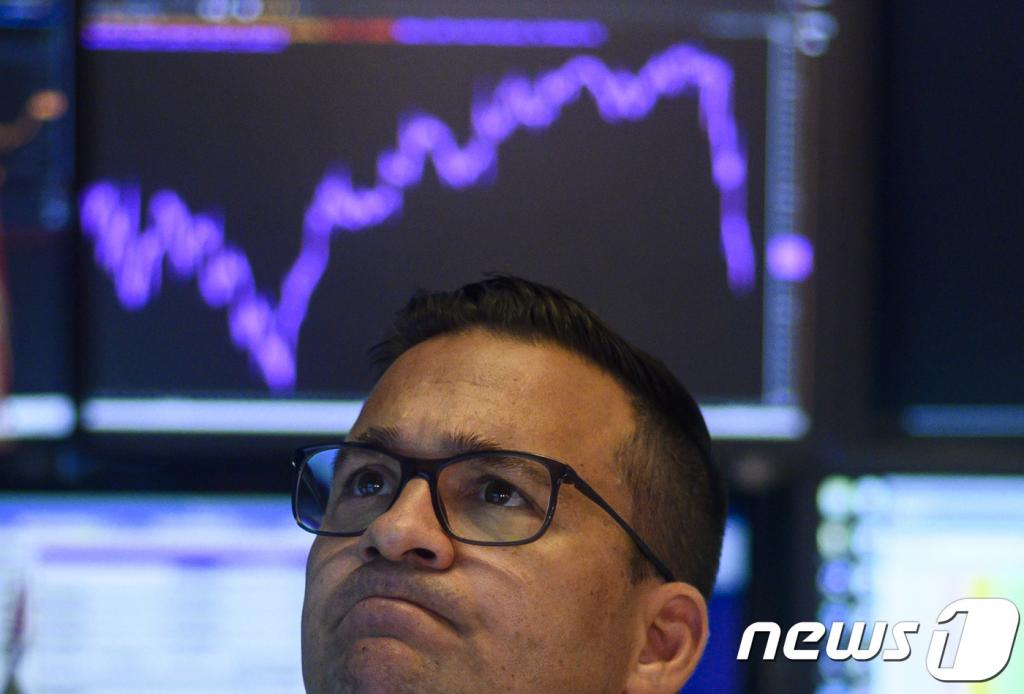 (뉴욕 AFP=뉴스1) 우동명 기자 = 뉴욕 증권거래소에서 트레이더가 심각한 표정을 하고 있다. © AFP=뉴스1 <저작권자 © 뉴스1코리아, 무단전재 및 재배포 금지>