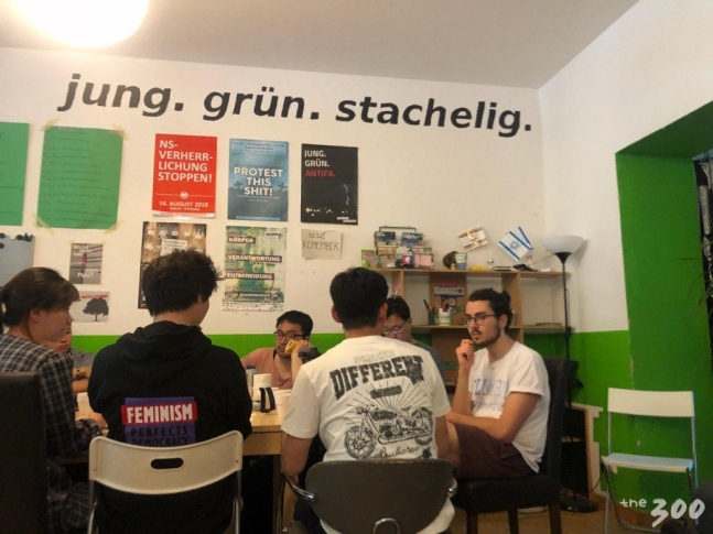 베를린의 한 스튜디오에서 만난 녹색당 베를린지부 청년위원회 소속 틸만 헤세르 씨가 '진보정치 4.0' 연수단과 간담회를 갖고 있다/사진=김하늬 기자