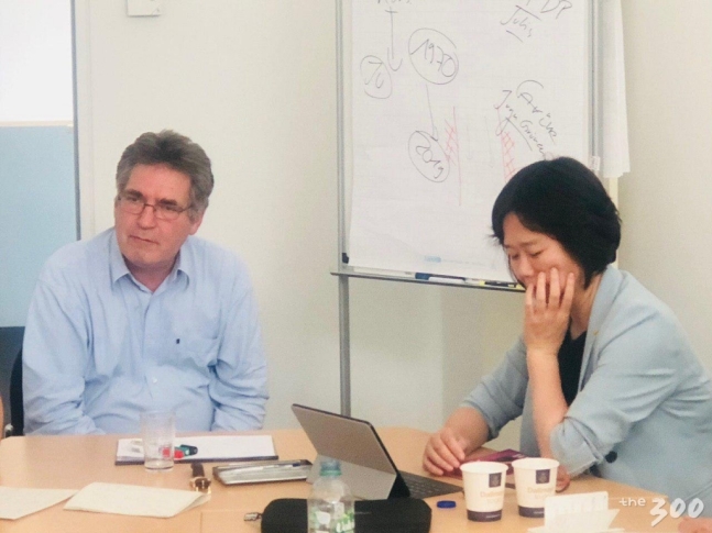 독일 연방정치교육원의 3일 방문한 독일 연방정치 교육원의 총괄책임 도루 진케씨와 이정미 대표가 대화를 나누고 있다/사진=김하늬 기자