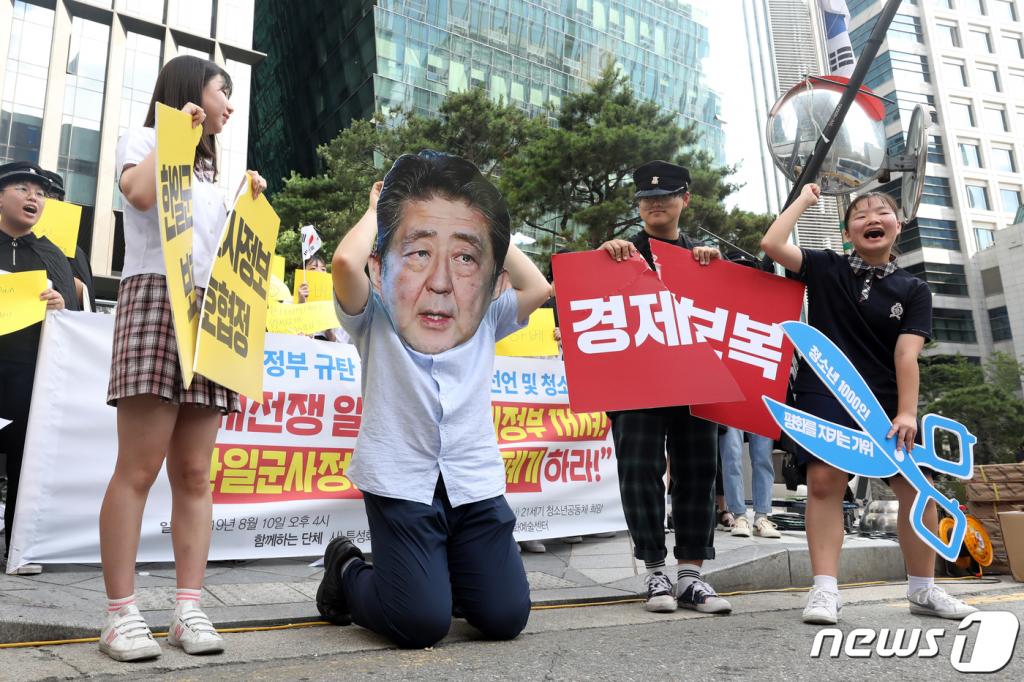 '21세기 청소년 공동체 희망' 등 단체 청소년들이 10일 오후 서울 종로구 옛 일본대사관 앞에서 '일본 아베 정부 규탄 청소년 1000인 선언' 집회를 열고 아베 일본 총리를 규탄하는 퍼포먼스를 하고 있다. /사진=뉴스1