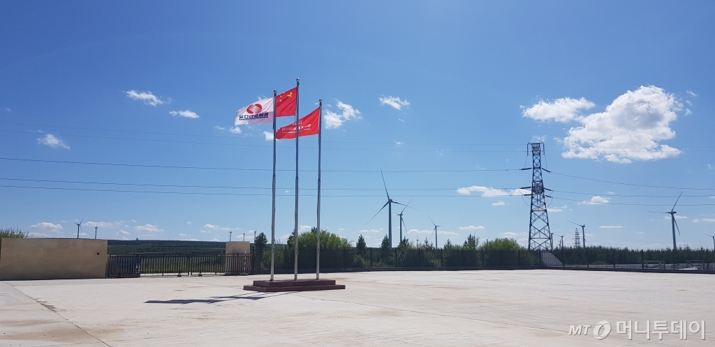 네이멍구 새한패 발전소에 한전과 파트너사인 중국 대당집단, 중국 국기인 오성홍기가 나란히 걸려있는 모습. /사진=최우영 기자