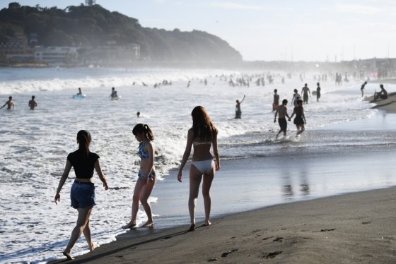일본 가나가와현 후지사와시 에노섬 해변에서 물놀이를 즐기고 있는 사람들. /사진=AFP통신