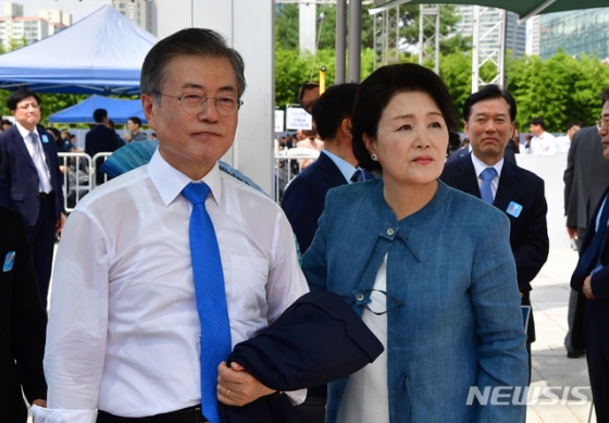 문재인 대통령 부인 김정숙 여사가 15일 서울 용산구 국립중앙박물관 열린마당에서 열린 제73주년 광복절 및 정부수립 70주년 경축식을 마친 후 국가기록특별전을 관람하며 문 대통령에게 부채를 부쳐주고 있다. 2018.08.15.   photo1006@newsis.com  <저작권자ⓒ 공감언론 뉴시스통신사. 무단전재-재배포 금지.>