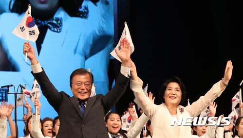 문재인 대통령이 부인 김정숙 여사와 15일 오전 제72주년 광복절 경축식이 열린 서울 종로구 세종문화회관에서 만세 삼창을 하고 있다. 2017.08.15.   amin2@newsis.com  <저작권자ⓒ 공감언론 뉴시스통신사. 무단전재-재배포 금지.>