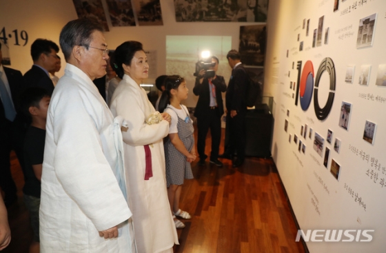 【천안=뉴시스】박진희 기자 = 문재인 대통령과 부인 김정숙 여사가 15일 충남 천안시 독립기념관에서 열린 제74회 광복절 경축식을 마치고 특별전시관을 관람하고 있다. 2019.08.15.  pak7130@newsis.com