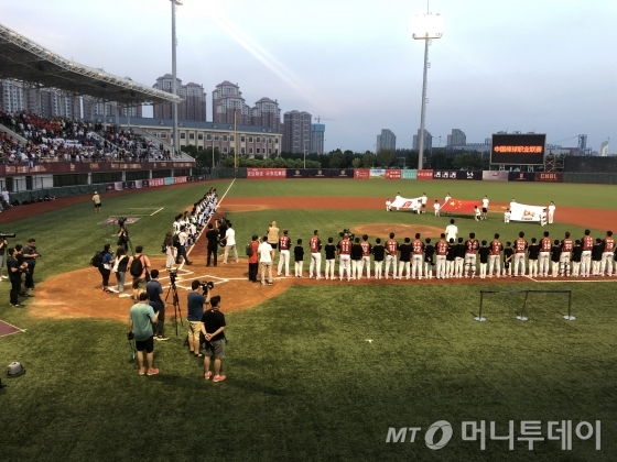 지난 15일 중국 텐진에 열린 중국 프로리그 개막전에서 개막 행사를 진행하고 있다./사진= 김명룡 기자