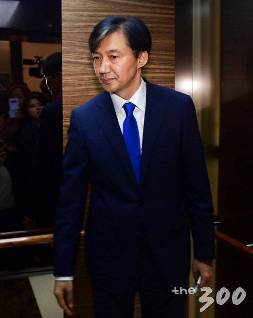 조국 전 청와대 민정수석이 9일 오후 서울 종로구 적선동 현대빌딩에서 법무부 장관직 내정에 대한 입장을 밝힌 뒤 엘리베이터로 이동하고 있다. / 사진=김창현 기자 chmt@