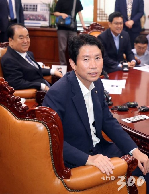  문희상 국회의장과 여야 교섭단체 원내대표가 12일 오전 서울 여의도 국회의장실에서 인사청문회 일정 등에 대해 논의하기 위해 회동 했다. 이날 회동에서 나경원 자유한국당 원내대표는 휴가로 인해 불참한 가운데 이인영 대표가 기자들과 이야기하고 있다. / 사진=홍봉진 기자 honggga@