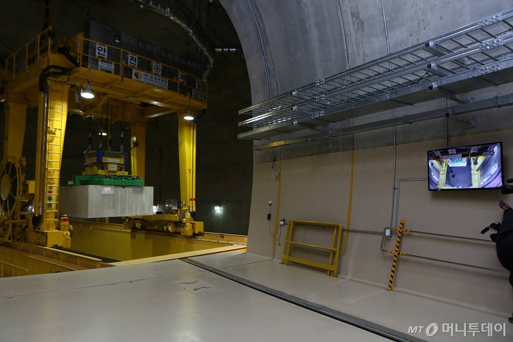원자력환경공단이 운영하는 경주 방폐장 동굴처분시설 내부. 방폐물이 담긴 처분용기를 사일로로 옮기는 크레인이 보인다. / 사진제공=원자력환경공단
