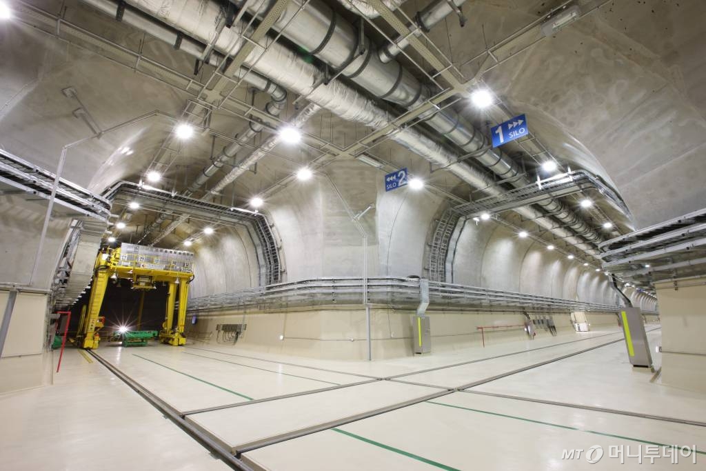 원자력환경공단이 운영하는 경주 방폐장 동굴처분시설 내부. 방폐물이 담긴 처분용기를 사일로로 옮기는 크레인이 보인다. / 사진제공=원자력환경공단 제공