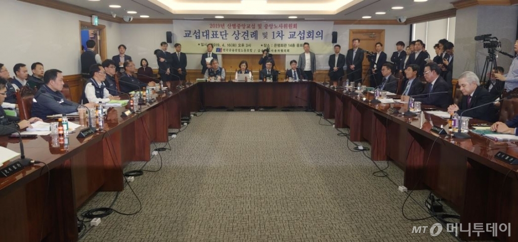 허권 전국금융산업노동조합 위원장(왼쪽 가운데)과 김태영 금융산업사용자협의회 회장(오른쪽 가운데)을 비롯해 대표섭단 대표들이 지난 4월16일 서울 명동 은행회관에서 제1차 산별교섭 및 상견례를 갖고 2019년 산별중앙교섭을 시작했다. / 사진제공=금융노조