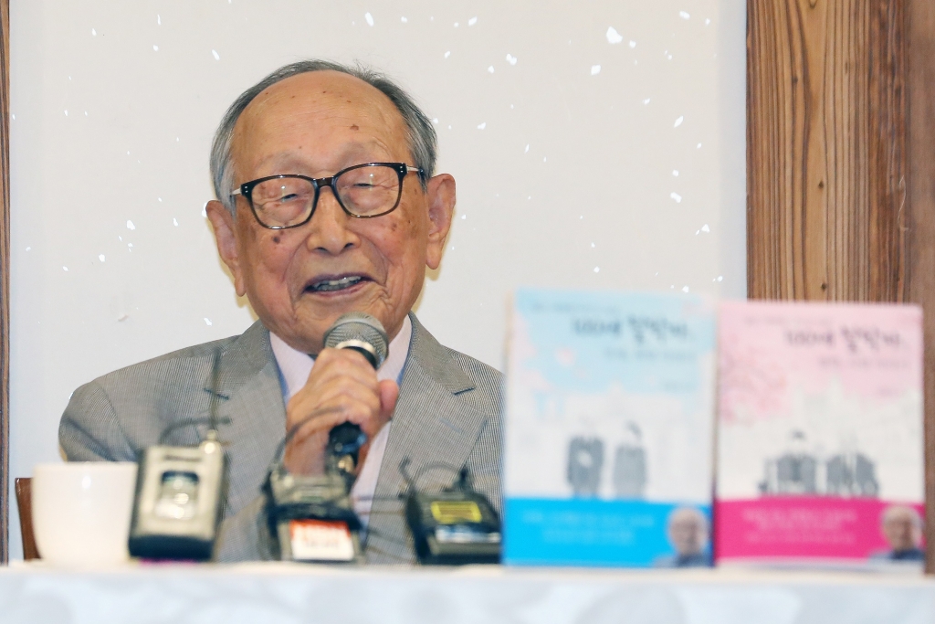 지팡이 하나 없이 허리를 꼿꼿하게 편 채 또박또박 말하는 100세 철학자 김형석 전 연세대 교수. 그는 지난 격변의 100년 세월을 투시하며 "어느 때보다 희망 찬 시대에 사는 지금 젊은이들이 더 많은 용기로 사회와 마주했으면 좋겠다"고 말했다. /사진=뉴스1