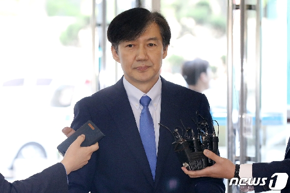 조국 법무부 장관 후보자가 20일 오전 서울 종로구 적선현대빌딩에 마련된 국회 인사청문회 준비 사무실로 출근하며 취재진의 질문을 받고 있다. 2019.8.20/뉴스1 © News1 민경석 기자