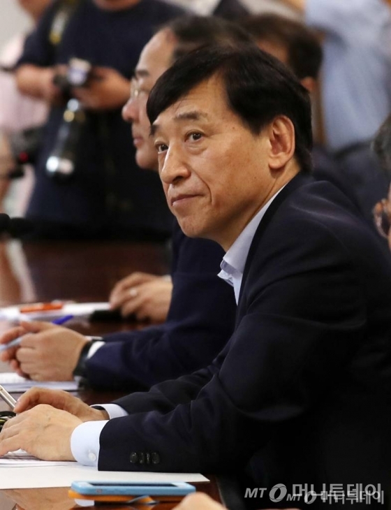 KEB 하나은행 위변조대응센터에서 직원이 달러화와 위안화 지폐를 점검하고 있다. / 사진=이기범 기자 leekb@