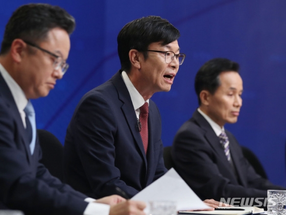 【서울=뉴시스】 김진아 기자 = 김상조 청와대 정책실장이 21일 오전 서울 양천구 목동 한국방송회관에서 열린 한국방송기자클럽 초청 토론회에서 한일군사정보보호협정(GSOMIA) 연장, 일본의 수출규제 관련 우리 정부의 대응 등 주요 현안 관련 질문에 답하고 있다. 2019.08.21.  bluesoda@newsis.com