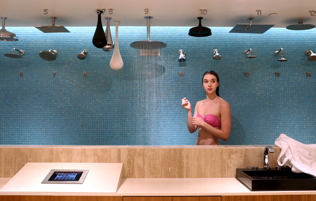 샤워를 해 볼 수 있는 가전매장 퍼치 /사진=Pirch