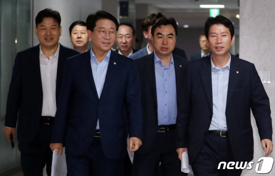 윤후덕 더불어민주당 의원이 지난달 28일 오후 서울 여의도 국회에서 추가경정예산안 관련 기자간담회를 갖고 있다. / 사진제공=뉴스1