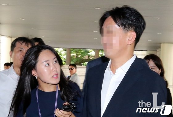 고(故) 장자연씨를 강제 성추행한 혐의로 재판에 넘겨진 조희천 전 조선일보 기자가 22일 오후 서울 서초구 중앙지방법원에서 열린 1심 선고 공판에 출석하고 있다. 2019.8.22/뉴스1