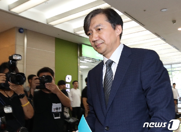 조국 법무부 장관 후보자가 22일 오전 인사청문회 준비를 위해 서울 종로구 현대적선빌딩에 마련된 사무실로 출근하고 있다. 2019.8.22/뉴스1 © News1 구윤성 기자