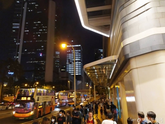 지난 23일(현지시간) 홍콩 센트럴역 앞에서 '인간 띠' 시위에 참가한 시민들. /사진=유희석