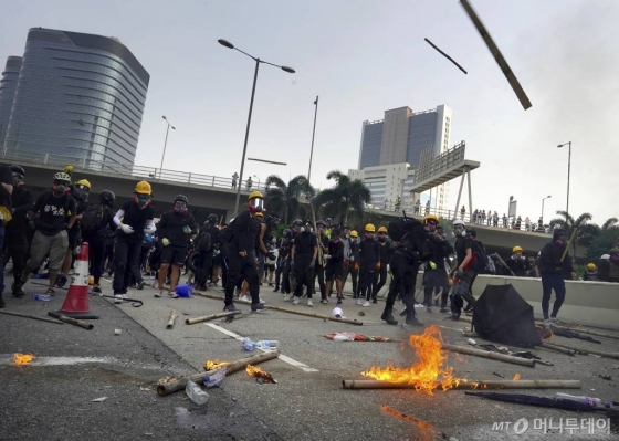 【홍콩=AP/뉴시스】24일(현지시간) 홍콩 거리에서 시위대가 시위 중 경찰과 충돌하고 있다.  시위대는 쿤통 등지에서 바리케이드를 치고 경찰과 대치했고, 경찰은 시위대를 향해 최루탄을 쏘며 진압을 시도했다.  홍콩 중고생들은 정부가 시위대의 요구 조건을 수용하지 않을 경우 2주 동안 수업을 거부한다고 밝혔다. 2019.08.24.