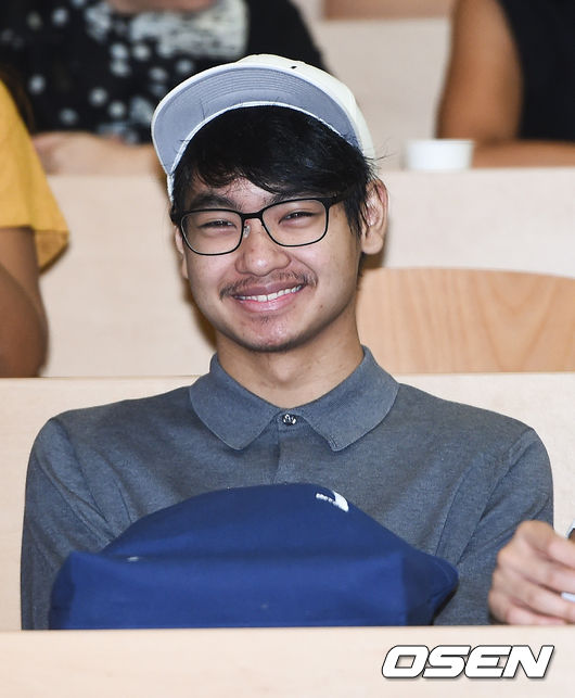 할리우드 톱스타 안젤리나 졸리 큰아들 매덕스가 26일 오후 인천 연수구에 위치한 연세대학교 국제캠퍼스에서 진행된 입학식에 참석했다. 매덕스는 이날 국제학부 언더우드국제대학 입학 행사에 참석해 이틀간 OT(오리엔테이션) 진행에 임한다. 매덕스는 외국인 전형으로 언더우드국제대학 생명과학공학 전공에 합격한 바 있으며, 다른 신입생들과 1년 동안 연세대 송도 캠퍼스 기숙사 생활을 한다.